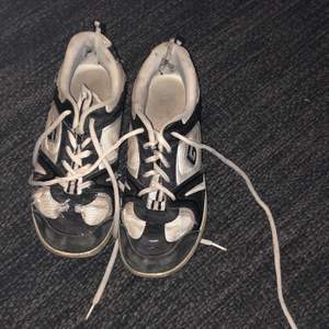 Coola svart/vita skor med hög sula. Lite slitna, om nån vill ha mer detaljerade bilder så är de bara att skriva 