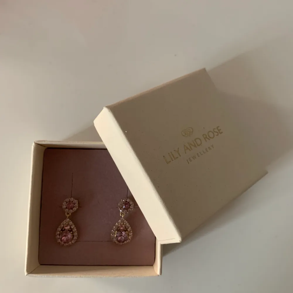 Lila Lily and Rose öronhängen. Aldrig använda och är lite mindre och matchar till det mesta🤩🤩 OBS!! Frakt ingår ej💓💓. Asusteet.