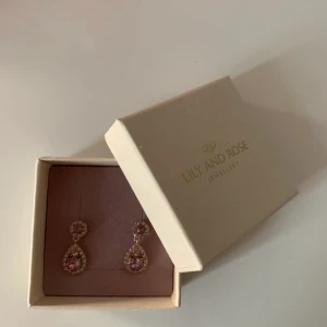 Lila Lily and Rose öronhängen💓💓🤩 - Lila Lily and Rose öronhängen. Aldrig använda och är lite mindre och matchar till det mesta🤩🤩 OBS!! Frakt ingår ej💓💓