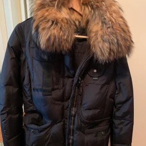 Hollies Jacka  - En äkta hollies vinterjacka i modellen Livingo i strl 40, jag har inte alls andvänt denna jacka så mycket max 2 gå ger då jag köpte en ny jacka förra vintern, jackan är med äkta päls och fodrad. Jag säljer jackan för 1200kr där köparen betalar för frakten som tillkommer på 63kr 💕💕