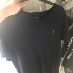 Marinblå ralph lauren tshirt - Använd fåtal gånger , köpt ifrån usa . Köparen står för frakt