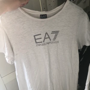 Ea7 tröja - Knappt använd. Köpt från usa. Köpren står för frakt, pris kan diskuteras!