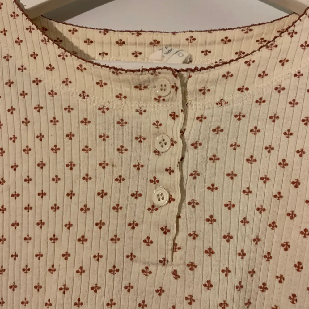 jättesöt långärmad ”button up shirt” köpt på second hand:) jätteskön och stretchig! står stl.170, skulle säga att det är en M. Tröjor & Koftor.