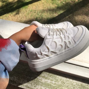 Eytys sonic suede white - Säljer mina Sonic suede white i st 36 nyskick sparsamt använda! Ord pris 2200kr BUDGIVNING till Onsdag bud: 950