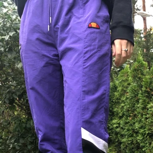 Retro sweatpanta från Elesse - Bekväma, snygga retro sweatpants från Ellesse. Lägg ett bud :) 