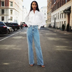 Zara jeans  - Säljer mina näst intill oanvända jeans från zara i ”full lenght”. Skit snygga men har andra jag gillar mer så dom har bara legat i garderoben. Byxorna är i original längd så perfekt för er som är längre. Pris kan diskuteras vid snabb affär! Kan mötas upp i Stockholm och posta, köparen står för frakt om vi knte kommit överens om annat. Vid fler bilder eller andra frågor är det bara att höra av sig! 💗