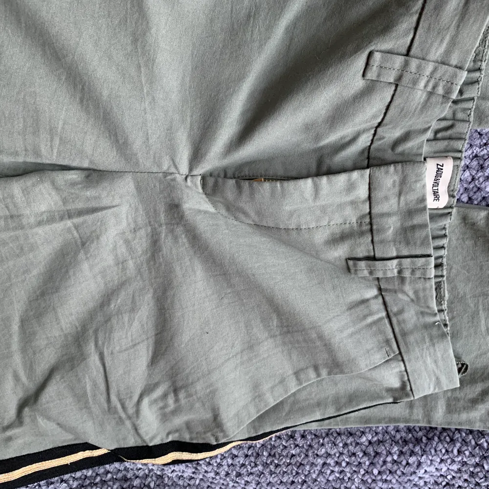 Zadig & Voltaire byxor som är sp sjukt sköna men tyvärr för små för mig😩 passar XS och S. Som nya✌🏼. Jeans & Byxor.