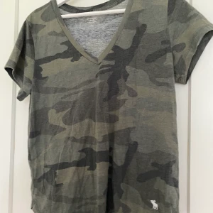 T-shirt - T-shirt från Abercrombie & fitch, helt ny! Frakt tillkommer. 