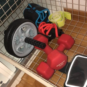 Träning - Träningsmaterial. 💪🏼Allt från vikter till band. 🎉Om du vill köpa en sak kan det diskuteras. 🥊Allt tillsammans 350kr. Priset kan diskuteras✨ (Skriv för fler bilder, kunden står för frakten som summan varierar beroende på varans vikt) 