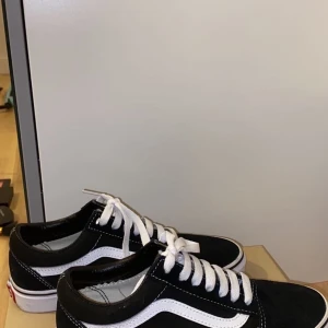 Vans - As snygga skor från vans! Använd 2 gånger ungefär och dom ser ut som nya! Köpte dom mellan 800-1000 och säljer för 450! Dom är i storlek 36 ungefär men passar som 37 på mig som har 37