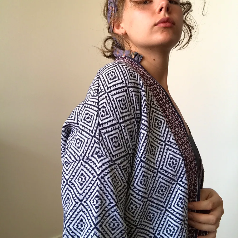 Fet kimono inspirerad kofta med mörk blå mönster. Tveka inte att slå till!. Tröjor & Koftor.