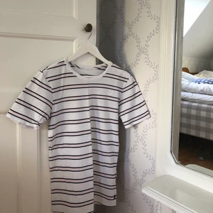 Nike T-shirt  - Randig t-shirt från Nike SB. Säljer då den är lite för liten. Skriv för fler bilder eller andra förslag på pris.