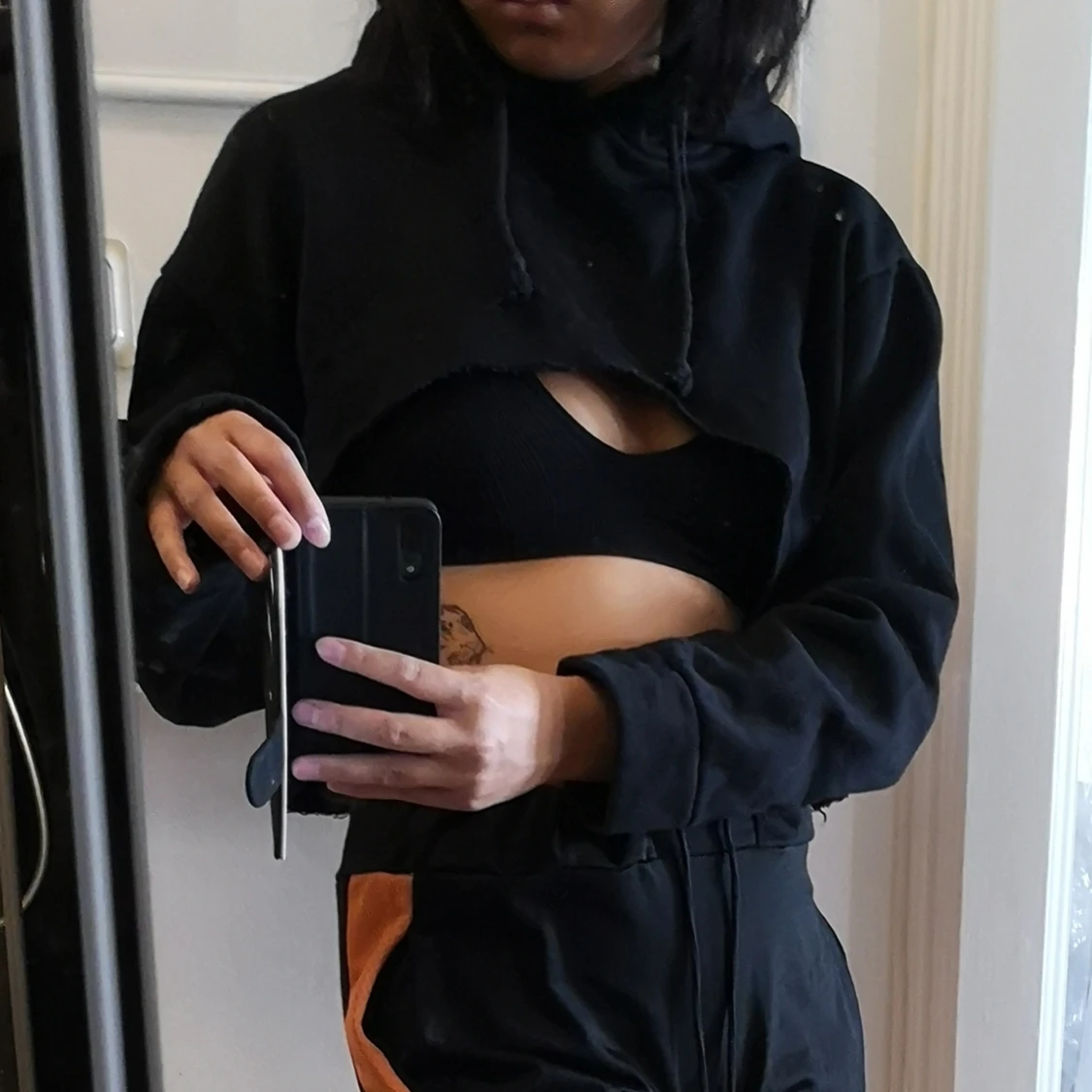 Cropped svart hoodie  - 91