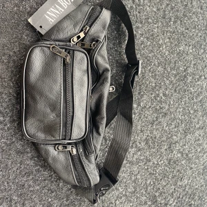 Äkta läder fanny pack - Oanvänd och i mycket fint skick. Säljer pågrund av att jag redan har en. Frakt tillkommer.