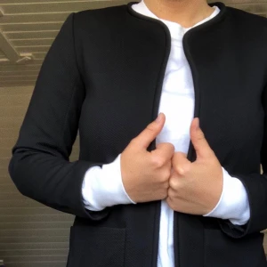 Svart trendig kappa - Svart kappa från H&M som sålde slut när den kom ut. Strl 38 men för liten för mig som normalt är M så mer som en S. Därför aldrig använd! Frakt tillkommer🧚‍♀️ (Ursäkta inga byxor, hade ej kommit så långt på dagen än🥵