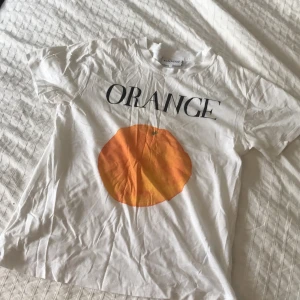 T-shirt Ganni  - T-shirt med tryck från Ganni. Använd men fint skick! 