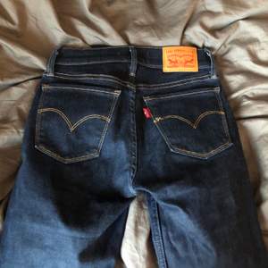 Mörkblå Levis jeans, extra skinny. Storlek 24. Nypris: 1000kr. Går ned i pris vid snabb affär 