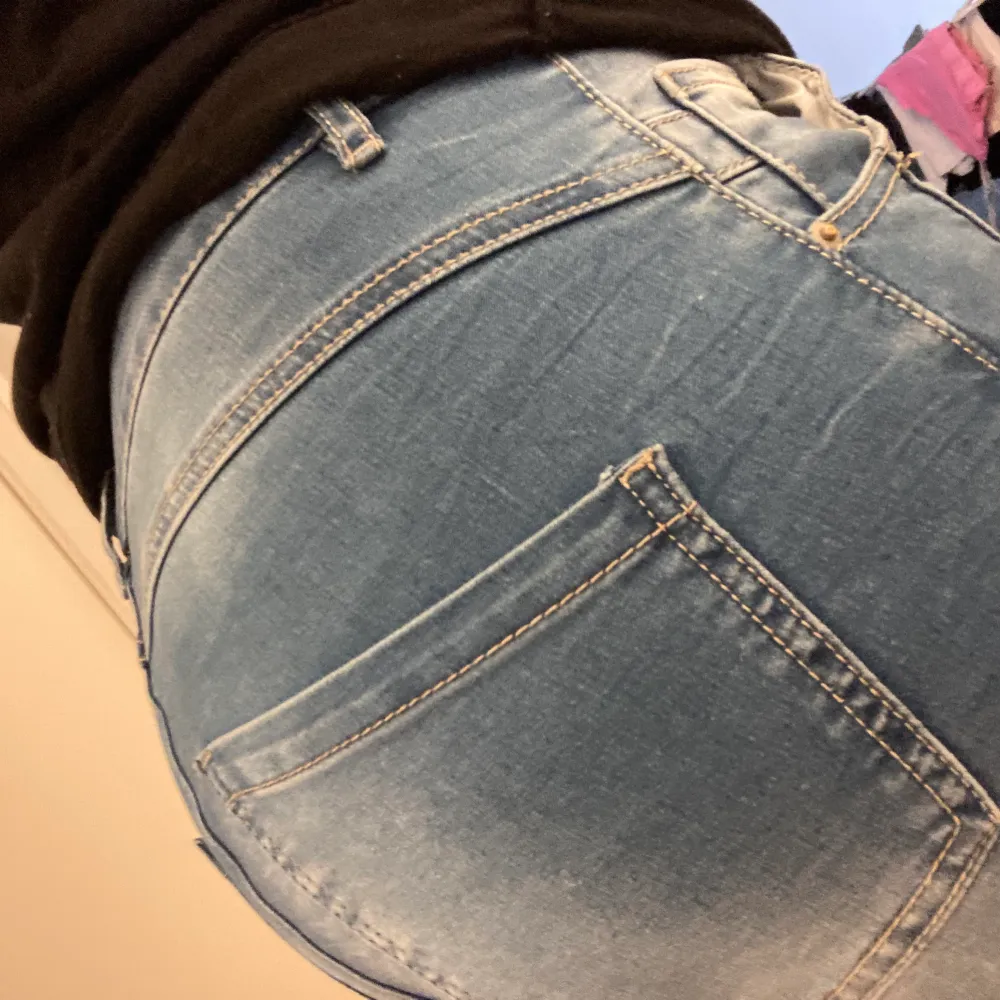 Mellanblåa jeans med massor av stretch 🔥 Boyfriend-modell vilket passar super på oss med bredare lår/höfter 🥰 Sparsamt använda - nästan som nya! 😍 Uppvikta på bilden då jag bara är 154 cm lång 🤭 Hör av er vid frågor/fler bilder! Köparen står för frakt 😊. Jeans & Byxor.
