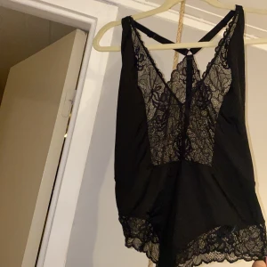 Spetsbody - Spets body från h&m. Beställt online, bara testat o glömt o skicka tillbaka. Storlek L men jag är själv M o den sitter bra. Säljer för 60kr, frakten ingår i priset.