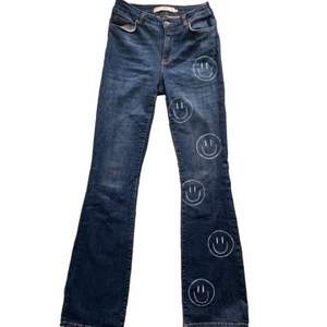 Smiley jeans som jag har målat helt själv! Storlek M eller W31L34