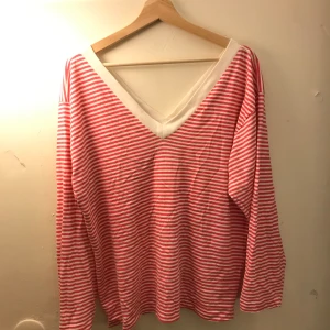 Rosa Randig tröja - En rosa randig v-Neck tröja från Josephine i storlek Large