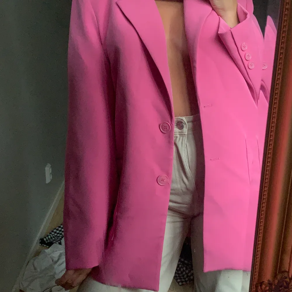Säljer nu denna rosa kavajen fråga ginatricot då jag aldrig använder den! . Kostymer.