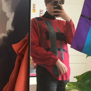 snygg röd stickad tröja  - köpt second hand och använd 1-2 gånger efter, men bra skick. Storlek L men ger en snygg oversized fit som S-M. Snygg att slänga över en turtle neck och att stoppa in. Köparen står för frakt men möts gärna upp kring Göteborg 🌼