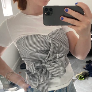 Pull and bear T-shirt 💜🦋⚡️🥶 - Säljer min söta pull and bear tröja där man kan knyta en rosett på för att få in midjan på ett snyggt sätt! Den är i storlek S men kan både passa större å mindre då man själv kan välja hur mycket man vill knyta med! Den är använd men i gott skick!❤️❤️