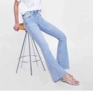  - Snygga bootcut jeans från zara som jag själv klippt hål i, jeansen är använda men i bra skicka förutom en av skärphällorna som gått sönder men de går lätt att sy fast.  Köpare står för frakt 🤗 (Skriv för bättre bilder)