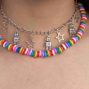  -  Egengjort pärlhalsband i olika färger! Passar perfekt till sommaren eller bara få lite färg till vardagen💕🌈 Frakt tillkommer på 11kr! Pris kan diskuteras😊