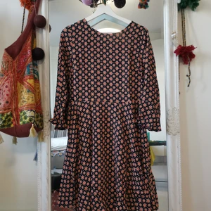 Dorothy Perkins klänning, BUDGIVNING - En jätte söt klänning från Dorothy Perkins. Fick den som present och den är tajt runt bröstet för mig. har bara provat och aldrig använt den. Frakt tillkommer.