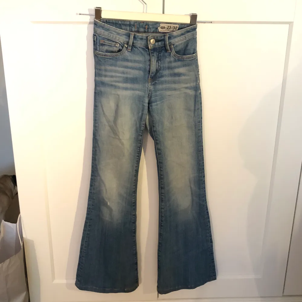 Ett par snygga ljusblåa bootcut jeans från Crocker i modellen Pow flare, storlek 23/32. Kan mötas upp i centrala Stockholm. Köparen står för fraktkostnad. Kom gärna med andra bud!. Jeans & Byxor.