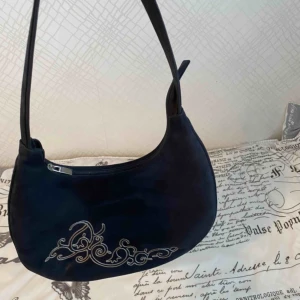  - Säljer denna jättefina vintageväska, använd 1 gång. Pris kan diskuteras, köparen betalar frakt 🦋🦋 Just nu är det väldigt många som vill ha så buda gärna till ikväll !!