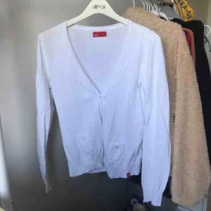  - Vanlig vit kofta🌞 står storlek L men sitter mer som en S
