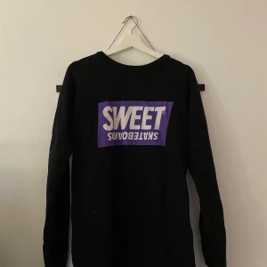 Sweet Skateboards Hoodie - Älskvärd hoodie som jag köpte på junkyard för många år sen. Nu har den bara legat i garderoben oanvänd i flera år vilket är tråkigt för den är superskön och superfin. Lite nopprig längst ner men annars bra skick! Stor i storleken!