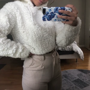 Vit Teddy hoodie - En jätte mysig vi Teddy hoodie köpt på chiquelle. Inget fel på den, storlek S💕