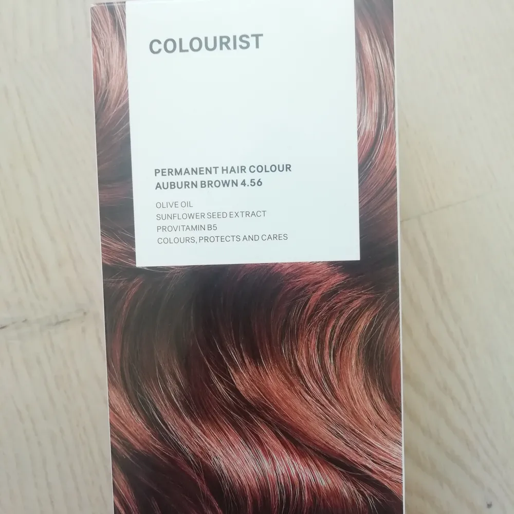 Hårfärg från H&M i rödbrunt. Den är lite brunare i verkligheten än på bilden. . Accessoarer.