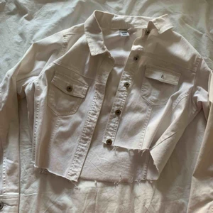  - Vit  croppad jeansjacka, passar mig som är S/M. Köparen står för frakt! Budgivning gäller💗