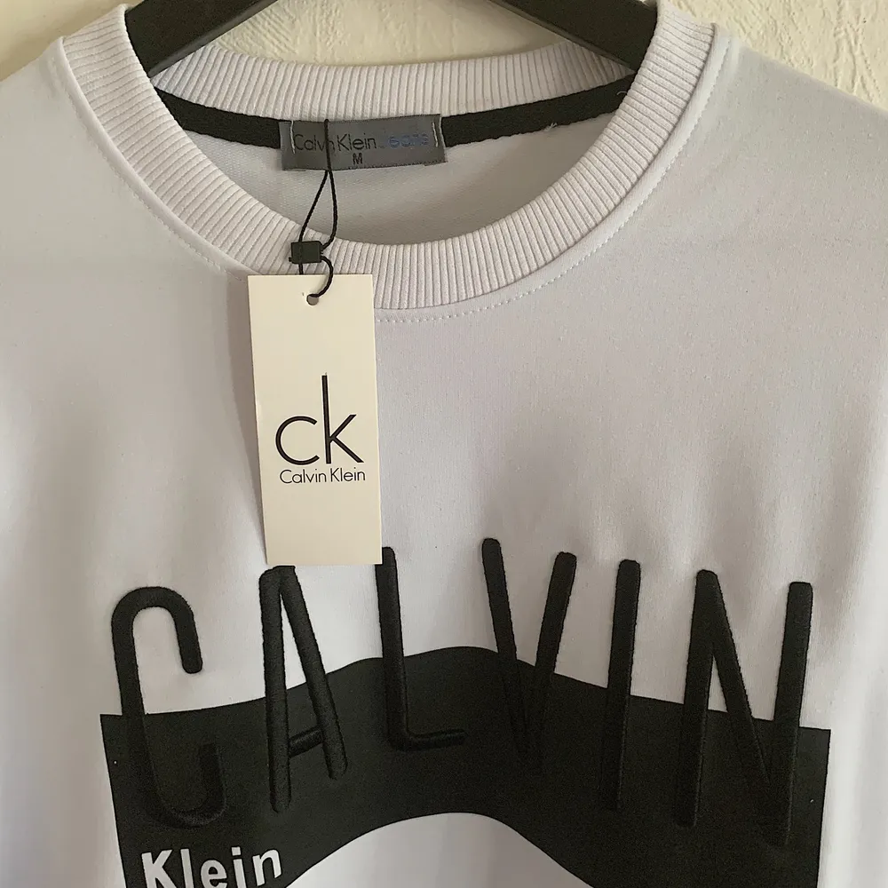 Calvin Klein Tröja både för tjejer och killar (Unisex) Storlek: M AAA Kopia! Frakt med spårnummer kostar 63kr. Hoodies.