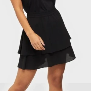 Ny kjol  - Helt ny och sjukt fin!! Slutsåld också. Den var dessvärre för stor på mig och hann ej returnera😭 säljer nu för 170kr.🌸