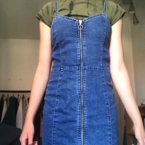 Klänning - En skitsöt jeansklänning från primemark. Den är i perfekt skick då den aldrig har andvända. Den är i stretchigt jeansmaterial och passar därför fler storlekar. På mig som är ca 176cm går den en bit över låren. Jag fraktar den eller möts på Södermalm. 