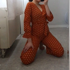 En jumpsuit - Har aldrig använt. Pris inkl frakt. Går bra att betala via Swish😊