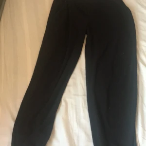 Barn Mjukisar  - Svarta mjukis med band i. Använda 2 gånger. Bra skick