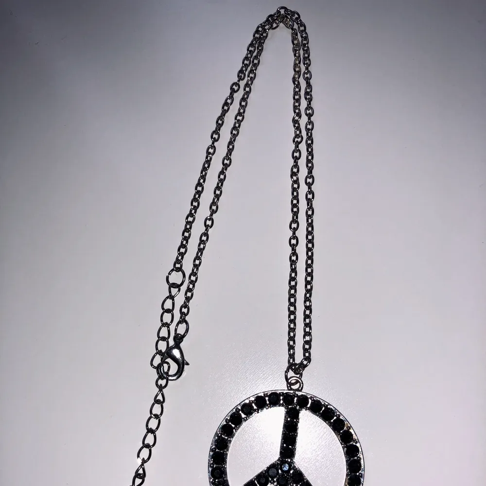Matchande halsband och ring. Snygga svarta stenar. Halsbandet hänger ca 20-27 cm. Ringen är justerbar. Pris för båda: 80 kr🌟 Separat kostar de 50 kr st🌟 Köparen står för frakt (11 kr).. Accessoarer.