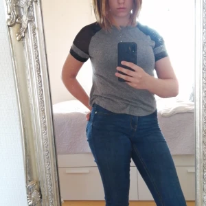 T-shirt grå med "nät" ärm S - Grå t-shirt med nät" ärm från H&M storlek S, knappt använd, mycket bra skick 