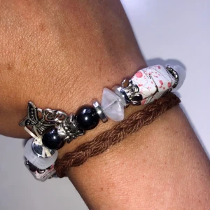 💗ARMBAND💗 - Jag säljer detta superfina armband! Ca 7 cm i diameter men det är elastiskt så det anpassar sig efter din handled. Köparen står för frakten (11 kr)💗