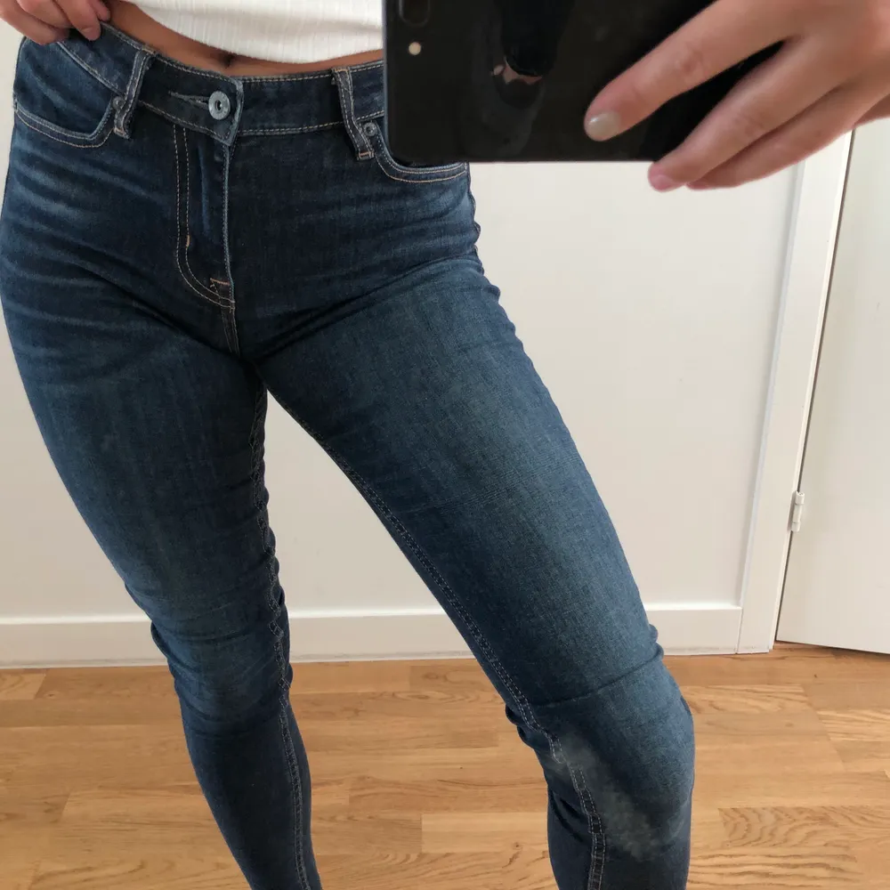 Zed super skinny jeans från crocker, sparsamt använda. Waist: 27 Length: 32, passar mig som är 160 cm/xs/small. 90 kr + frakt! . Jeans & Byxor.