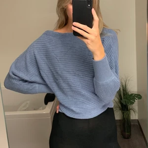 Blå stickad tröja - Stickad tröja ifrån NAKD. Använd fåtal gånger så den är i bra skick. Frakt tillkommer