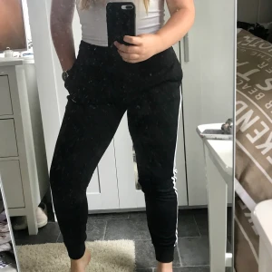 Mjukisbyxor Adidas Storlek M - Adidas Mjukisbyxor i storlek M 🌼