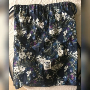 Adidas "gympapåse"  - Jättefint skick! Frakt tillkommer 44 kr. Avhämtning på Södermalm går också bra✨